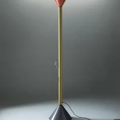 Artemide Lampy Stojące I Podłogowe|Stojące Ekskluzywne<Callimaco H200 szary bazowa stopa złoty chrom ciało czerwony klosz - - lampa podłogowa szary bazowa stopa złoty chrom ciało czerwony kloszNapięcie: 230V